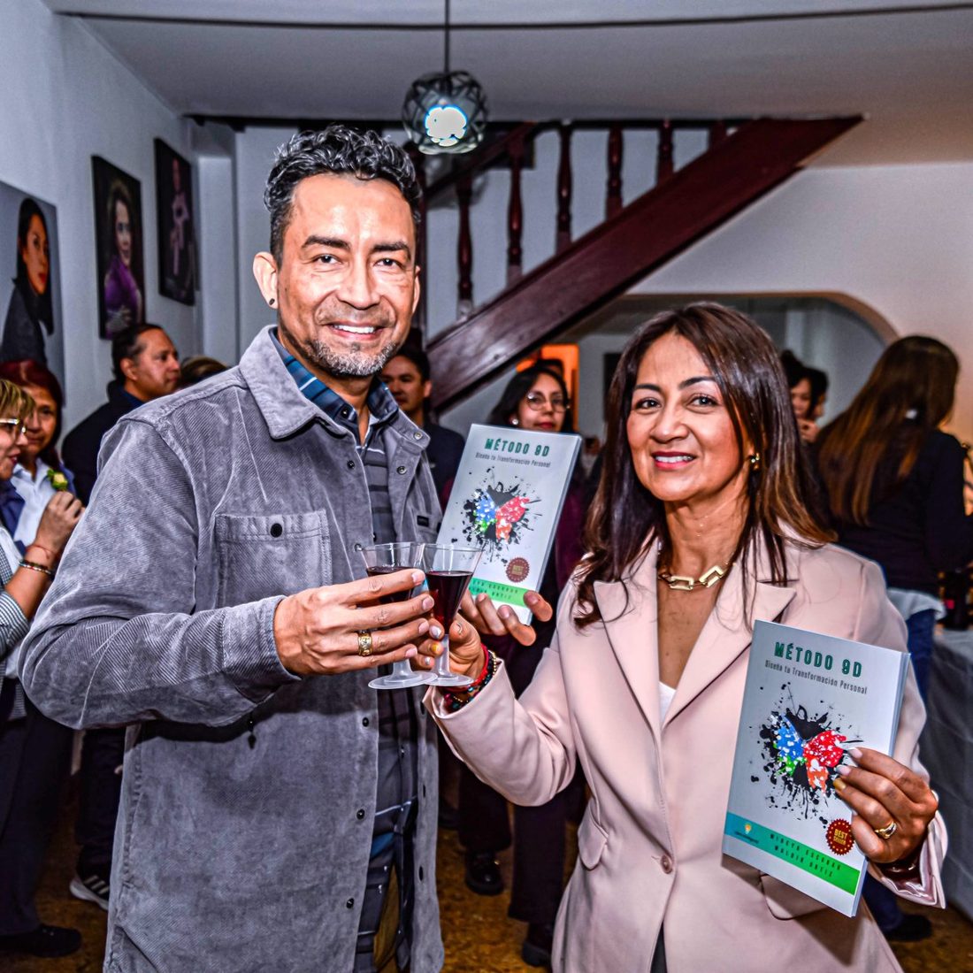 Los autores brindan en la presentación del libro